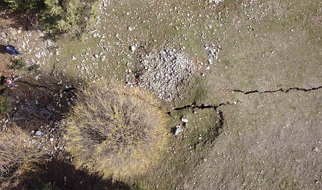 Kar, eridi 300 metrelik fay kırığı ortaya çıktı