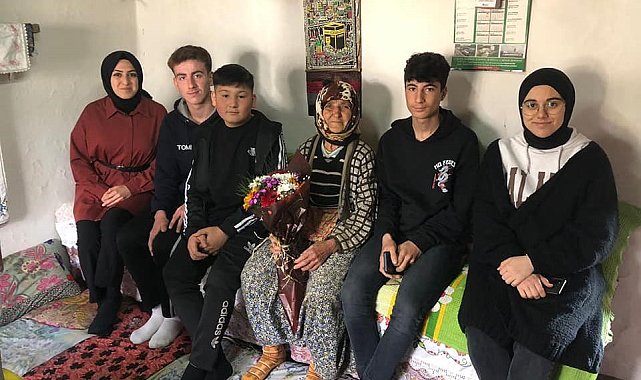 Karacasu'da öğrenciler yaşlıları yalnız bırakmıyor