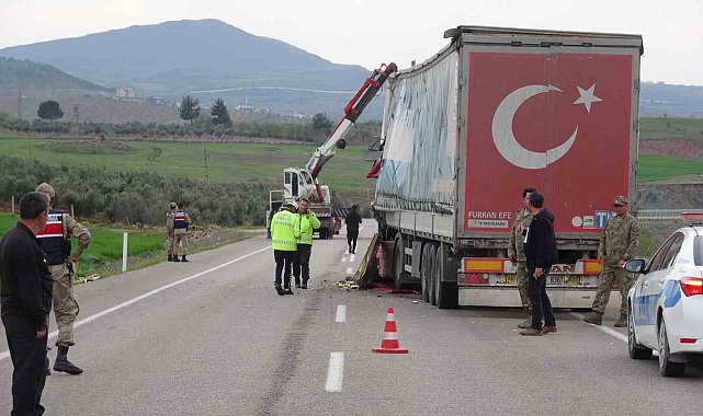 Kilis'te tır park halindeki tıra çarptı: 3 yaralı