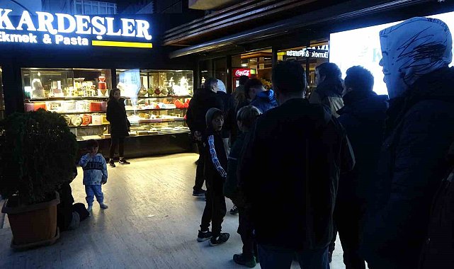 Kocaeli'de ilk iftar gününde pide kuyruğu