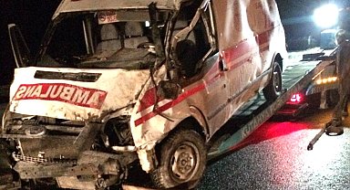 Kütahya'da ambulans devrildi: 3 yaralı