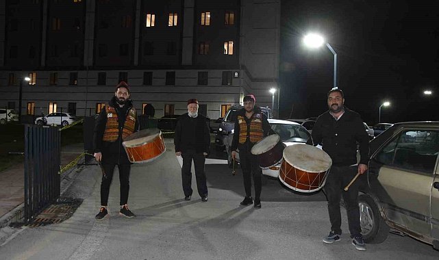 KYK yurtlarındaki depremzedelere Ramazan davulu sürprizi