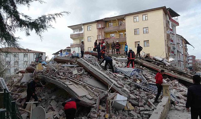 Malatya'da 4 katlı ağır hasarlı bina çöktü
