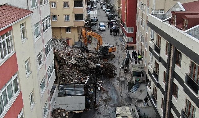 Maltepe'de yıkım esnasında göçük meydana geldi, iş makinasının bir bölümü enkazda kaldı