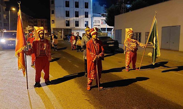 Mehteran takımı sahur için sokağa indi: Vatandaşlar mehter marşlarıyla uyandı
