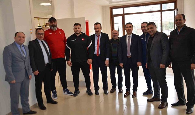 Milli güreşçi ve antrenörü Rize'de öğrenciler ile bir araya geldi