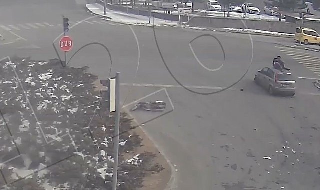 Motosiklet sürücüsü kendisine çarpan otomobilin tavanına düştü