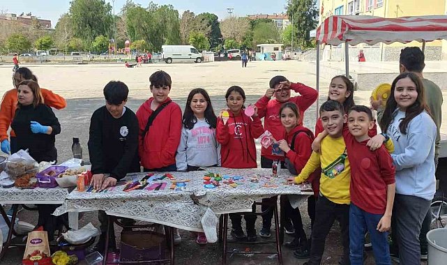 Nazilli Cumhuriyet İlkokulu'nda depremzedeler için hayır panayırı düzenlendi