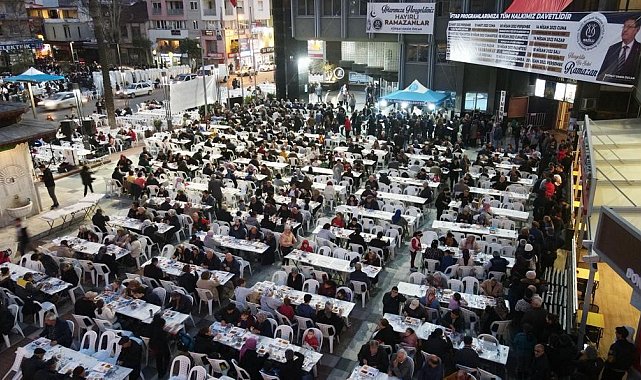 Nazilli'de ilk iftar Belediye Meydanı'nda yapıldı