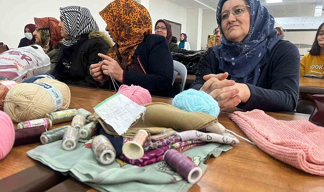 Nevşehir'de depremzede kadınlar örgü örerek stres atıyor