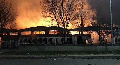 Parfüm fabrikasındaki yangın 3 saattir sürüyor: Gökyüzü turuncuya büründü