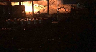 Parfüm fabrikasındaki yangın söndürülemiyor