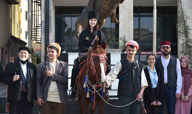 "Şehit Makbule Efe" isimli tiyatro gösterisi büyük alkış topladı
