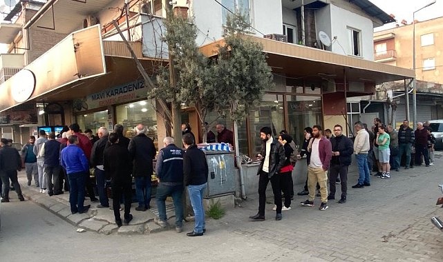 Ramazan'ın ilk gününde sıcak pide kuyruğu geleneği bozulmadı