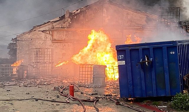 Temizlik malzemesi deposunda çıkan yangına müdahale sürüyor
