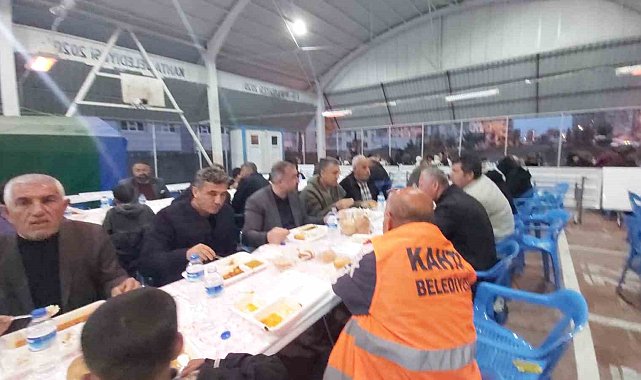 Turanlı, ilk iftar gününde vatandaşlarla aynı sofrayı paylaştı
