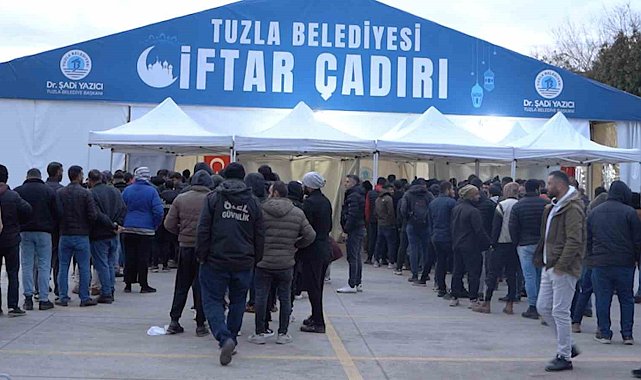 Tuzla Belediyesi'nin Kırıkhan ve Tuzla'daki çadırlarında ilk iftar yapıldı