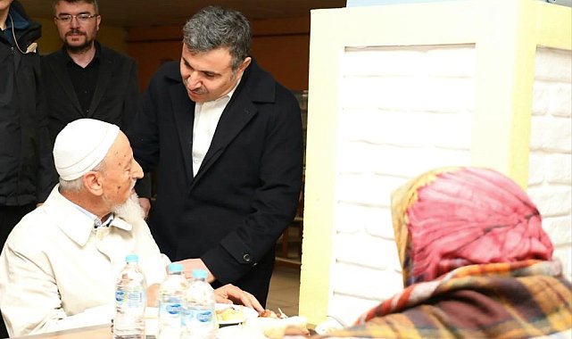 Vali Atay, iftarını depremzedelerle yaptı