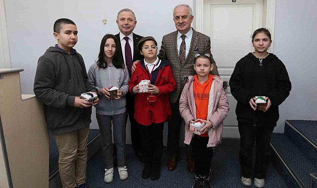Yarışmada dereceye giren öğrencilere Başkan Aygün'den ödül