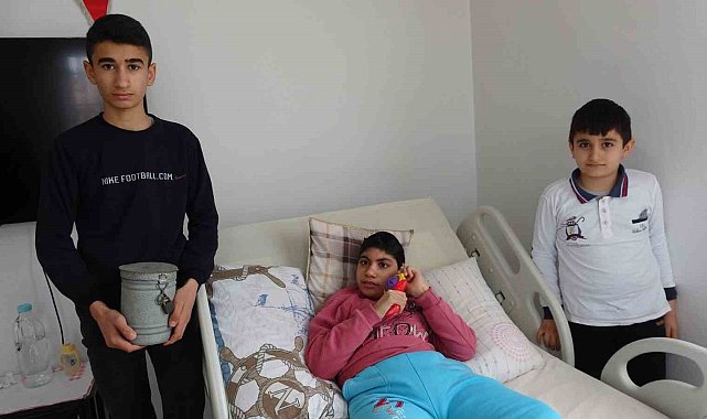 Yaşları küçük ama gönülleri büyük, kumbaralarını depremzedeler için bağışladılar