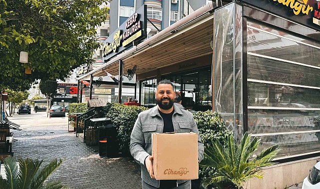 Adanalı kebapçıdan bin depremzedeye Ramazan kolisi