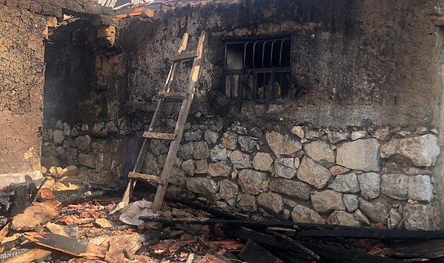 Alaca'da depo ve samanlık yandı