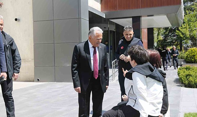 Başkan Büyükkılıç, yemekhanede personel ve vatandaş ile buluştu