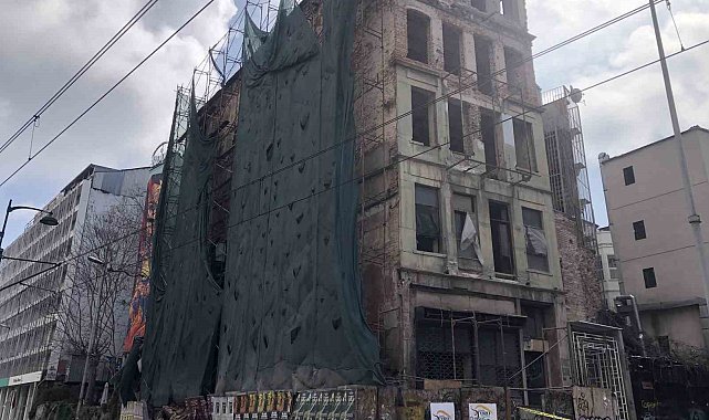 Beyoğlu'nda bir kısmı çöken 5 katlı metruk bina havadan görüntülendi