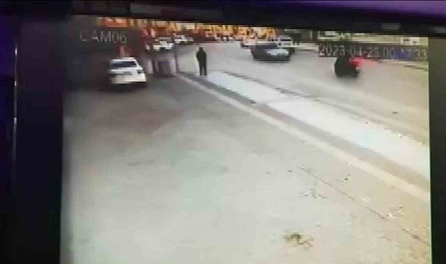 Biri ters şeride girdi, diğeri vurup kaçtı... Hayrete düşüren kaza kamerada