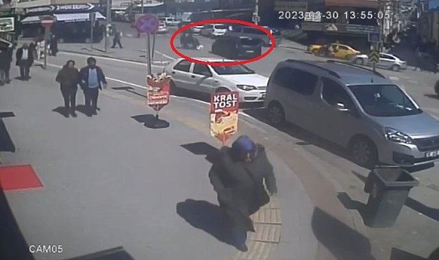 Bursa'da motosiklet ile panelvan aracın çarpışma anı kamerada