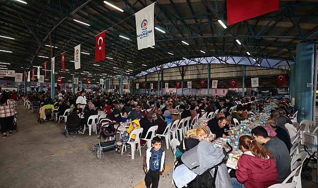 Büyükşehirin iftar sofrası Anafartalar'da kuruldu