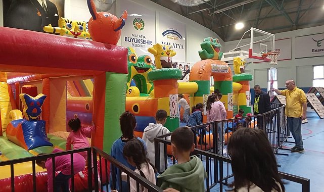 Elazığ Belediyesi, depremden etkilenen çocukları yalnız bırakmıyor