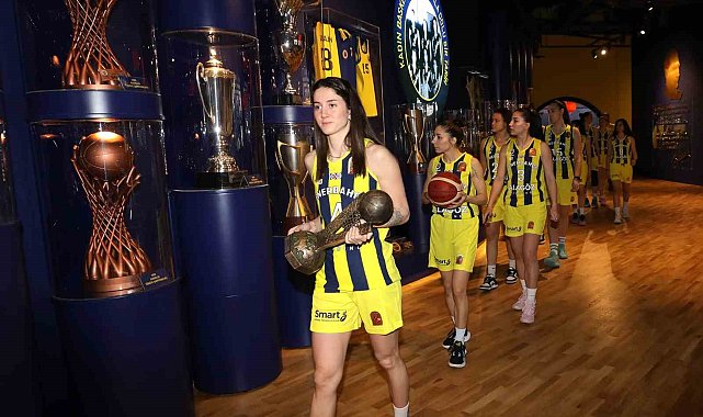 Fenerbahçe Kadın Basketbol Takımı, EuroLeague kupasını basketbol müzesine getirdi