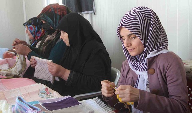 Kadınlar, depremin izlerini üreterek siliyor