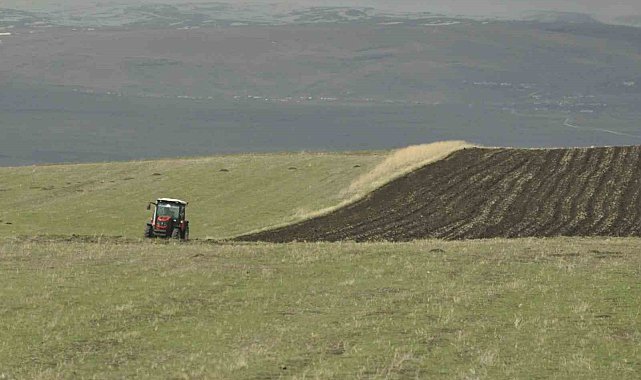 Kars'ta tarlalar sürülüyor