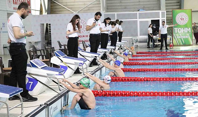 Minik yüzücüler madalyaya kulaç attı