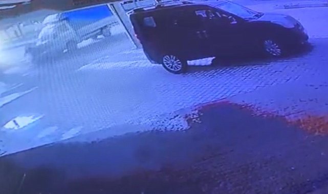 Motosiklet sürücüsünün savurulduğu anlar güvenlik kamerasında