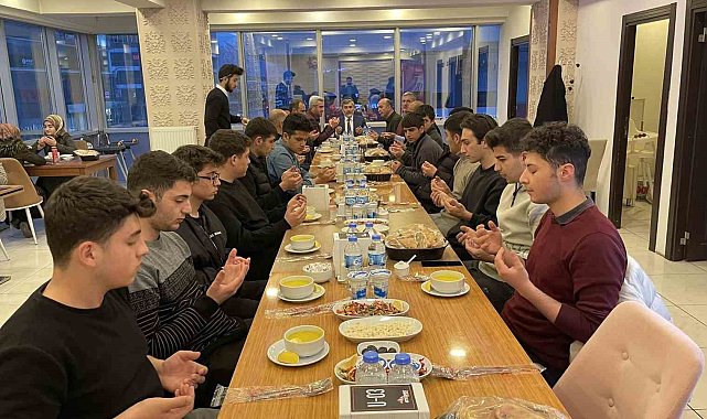 Müftü Gül, genç cemaatle iftar açtı