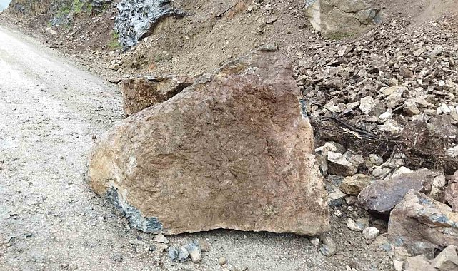Osmaniye'de heyelanda düşen kaya parçaları yolu kapattı