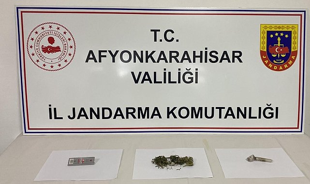 Park halindeki araçtan şüphelenip arama yapan ekipler esrar ele geçirdi