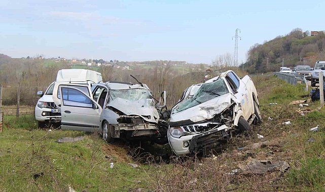 Pikap ile otomobil kafa kafaya çarpıştı: 4 yaralı