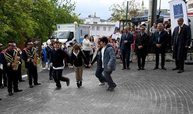 SEYAKMER'de Kuşadalı çocukların şenlik coşkusu