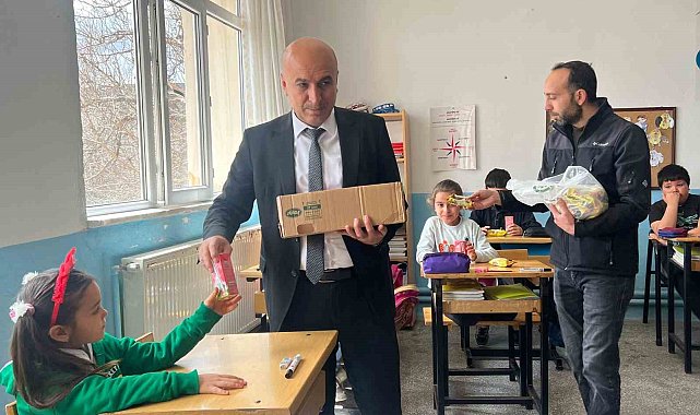 Simit ve çikolata paralarını depremzede öğrenciler için biriktirdiler