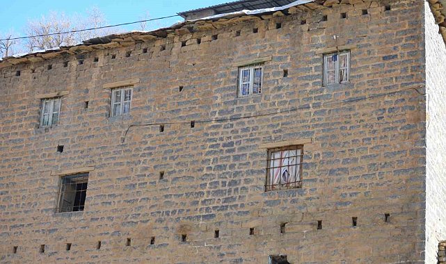 Uludere ilçesindeki asırlık kolonsuz taş evler yıllara meydan okuyor