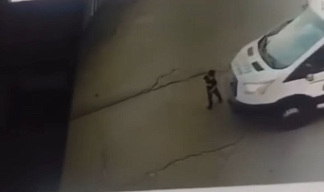 3 yaşındaki çocuk minibüsün altında kalarak ağır yaralandı