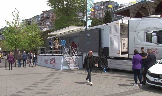'Yarısı bizden' kampanya tırı Üsküdar'da vatandaşları bilgilendiriyor
