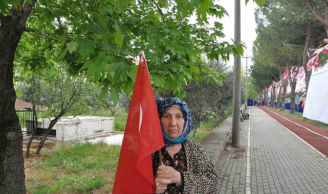 84 yaşındaki Hatice teyze, 70 kilometre uzaktan Bahçeli'yi görmek için geldi