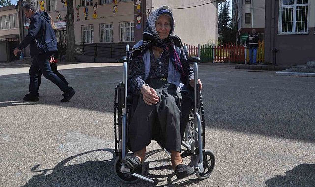 92 yaşındaki Zehra teyze tekerlekli sandalye ile de olsa oyunu kullandı