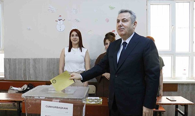 Adana Valisi Cumhurbaşkanlığı seçimi için oyunu kullandı