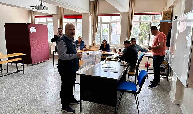 Afyonkarahisar'da oy verme işlemi sorunsuz bir şekilde başladı